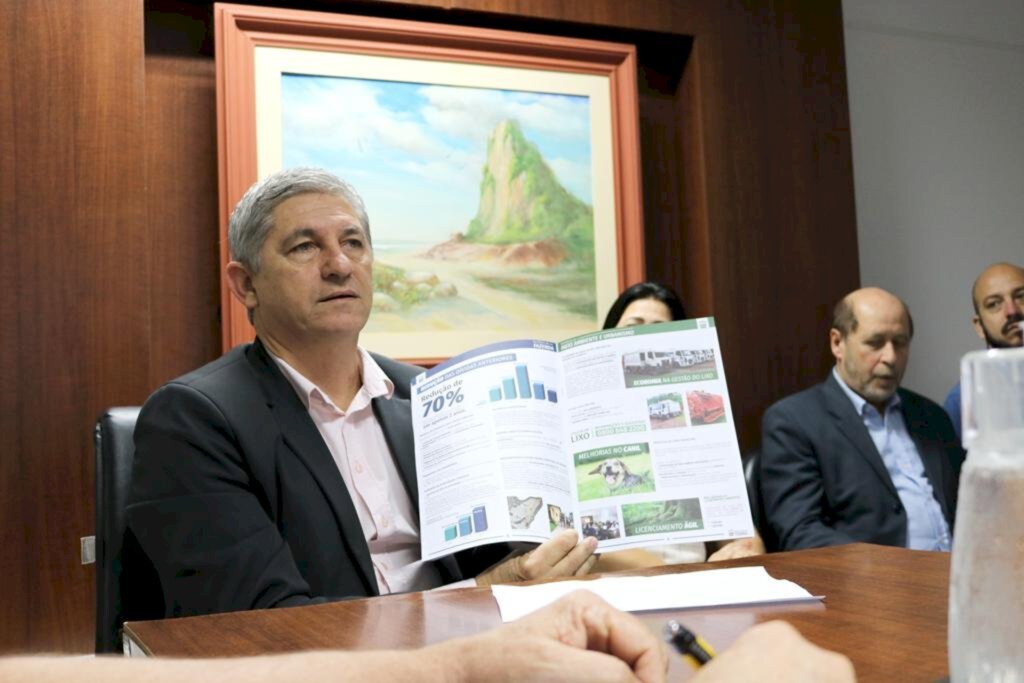 PREFEITO DE TORRES CARLOS SOUZA APRESENTA INFORMATIVO DE PRESTAÇÃO DE CONTAS