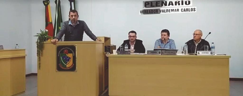 SECRETÁRIO DE SAÚDE PRESTA ESCLARECIMENTOS NA CÂMARA DE VEREADORES
