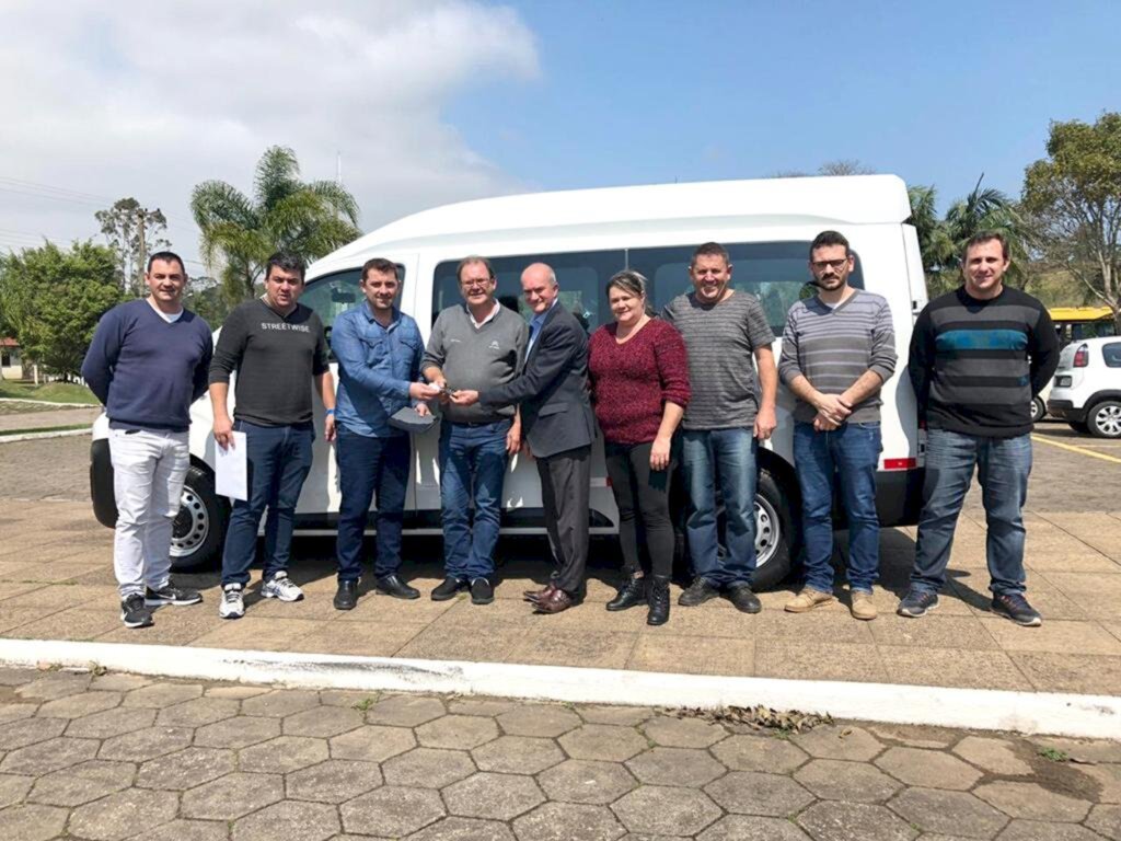 SECRETARIA DE SAÚDE RECEBE NOVO VEÍCULO PARA TRANSPORTE DE PASSAGEIROS
