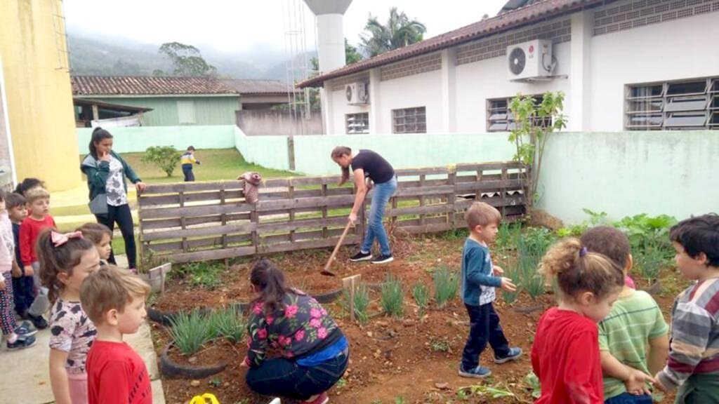 PROJETO HORTA NA ESCOLA  PROMOVE ALIMENTAÇÃO SAUDÁVEL