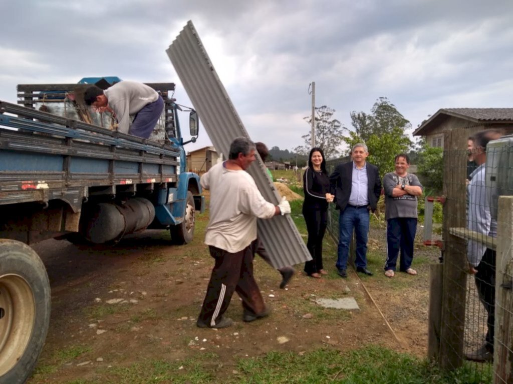 EM AÇÃO EMERGENCIAL, PREFEITURA DE TORRES DISTRIBUI 650 TELHAS PARA MAIS DE 50 FAMÍLIAS ATINGIDAS PELO GRANIZO
