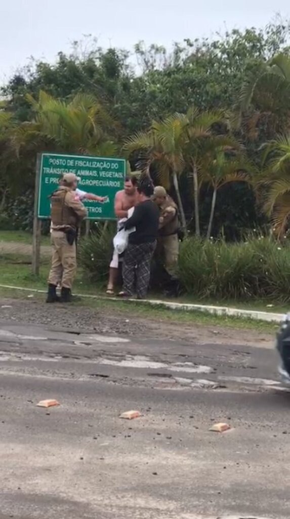POLICIAIS SÃO AGREDIDOS APÓS ABORDAGEM DE TRÂNSITO EM PASSO DE TORRES