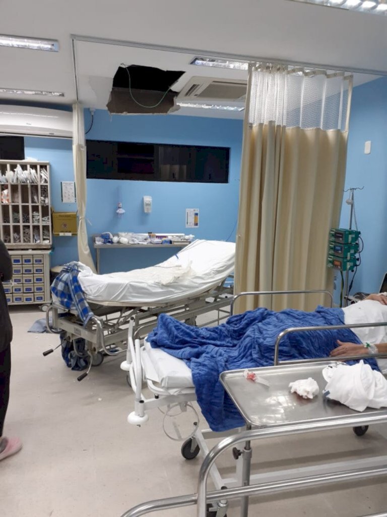 LUTADOR PRESO EM SC USA SANGUE PARA SE SOLTAR DE ALGEMA, QUEBRA TETO DE HOSPITAL E PULA JANELA; FOTOS