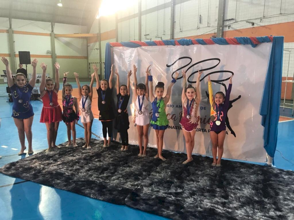 ALUNOS DO PROJETO DE EDUCAÇÃO EM GINÁSTICA RÍTMICA NO ZONA SUL VENCEM EVENTO