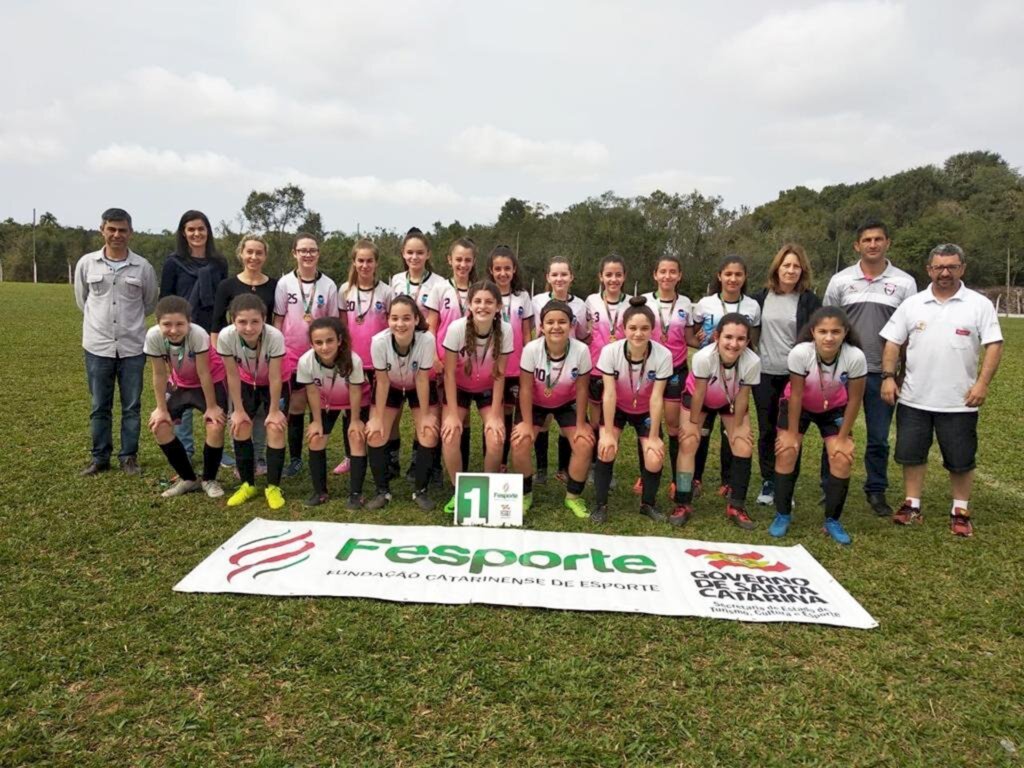 MENINAS VENCEM O MOLEQUE BOM DE BOLA