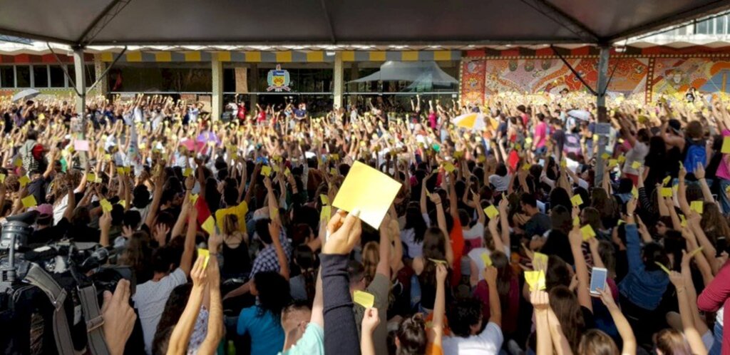 Jean Raupp/NSC TV - Estudantes da UFSC votam por greve em assembleia na tarde desta terça-feira (10)
