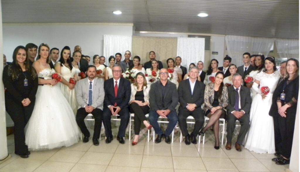 3º CASAMENTO COLETIVO UNE 15 CASAIS EM TORRES