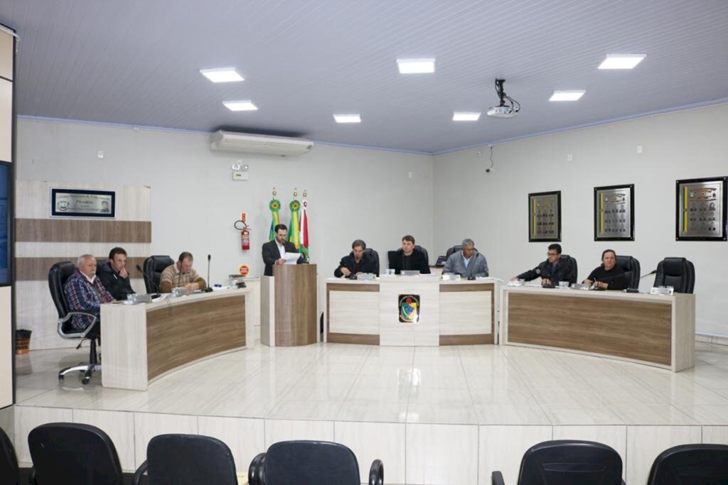 EXPLANAÇÕES MARCAM A SESSÃO DA  CÂMARA DE VEREADORES EM PRAIA GRANDE