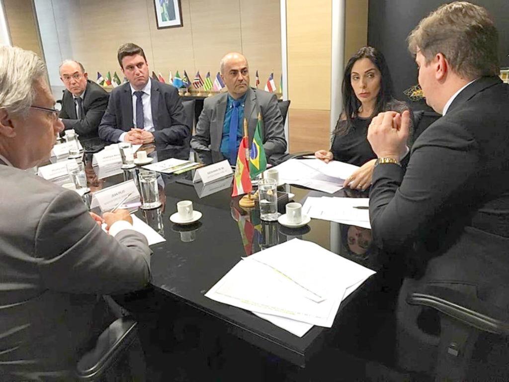 PREFEITO HENRIQUE  VIABILIZA EM BRASÍLIA  PAVIMENTAÇÃO ASFÁLTICA PARA VILA ROSA
