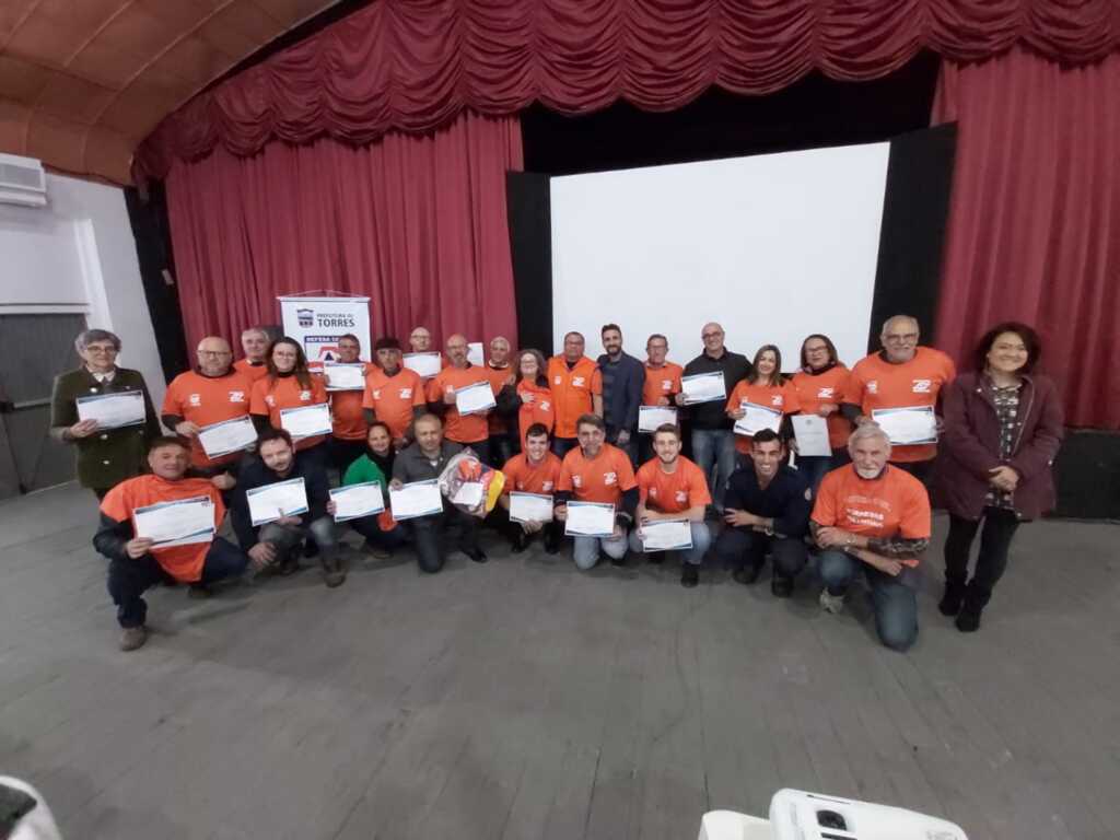 PREFEITURA DE TORRES E CORPO DE BOMBEIROS PROMOVEM CURSO DE 'PROTEÇÃO E DEFESA  CIVIL' PARA LIDERANÇAS COMUNITÁRIAS