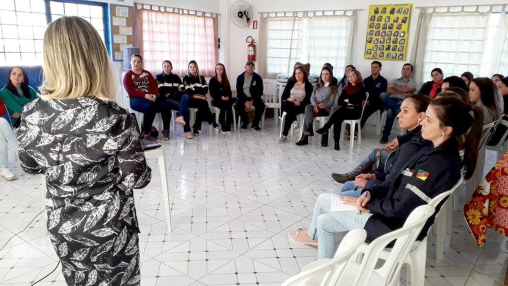 PROFISSIONAIS DA SAÚDE RECEBEM CAPACITAÇÃO