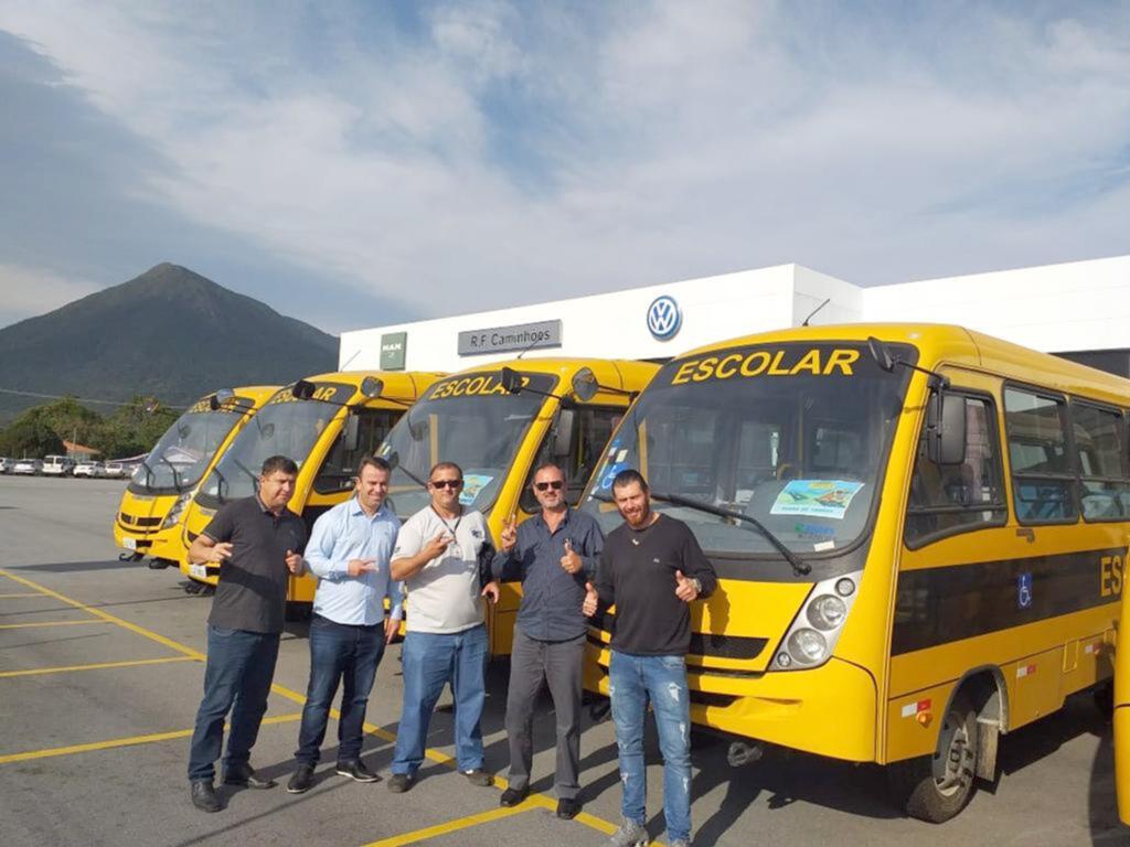 SECRETARIA DE EDUCAÇÃO DE PASSO DE TORRES  RECEBE DOIS NOVOS ÔNIBUS ESCOLARES
