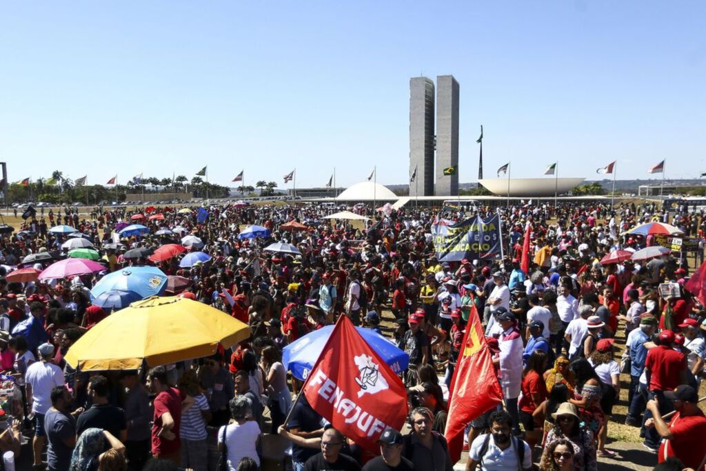 MANIFESTANTES VOLTAM ÀS RUAS EM DEFESA DE MAIS RECURSOS PARA EDUCAÇÃO