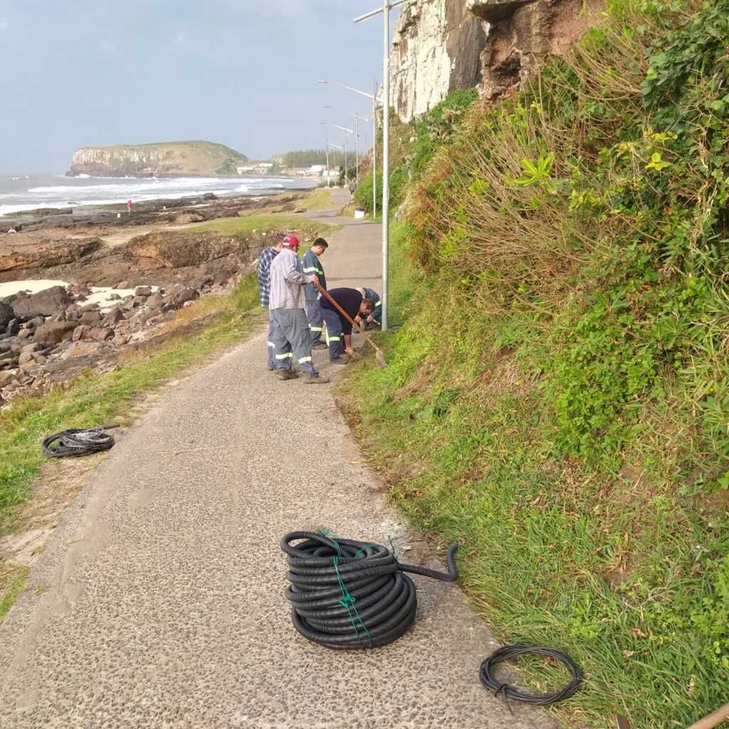 PREFEITURA DE TORRES RECUPERA REDE ELÉTRICA DO CAMINHO DA SANTINHA, PREJUDICADA  POR VANDALISMO E ROUBOS DE FIOS