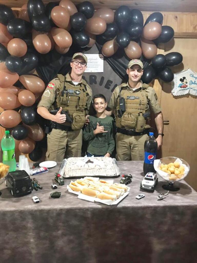 POLICIAIS REALIZAM SONHO DE MENINO  PARTICIPANDO DE SEU ANIVERSÁRIO EM PRAIA GRANDE
