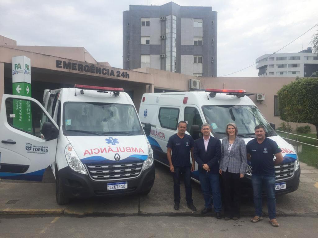 PREFEITO DE TORRES  ENTREGA AMBULÂNCIAS  ADESIVADAS PARA A SAÚDE