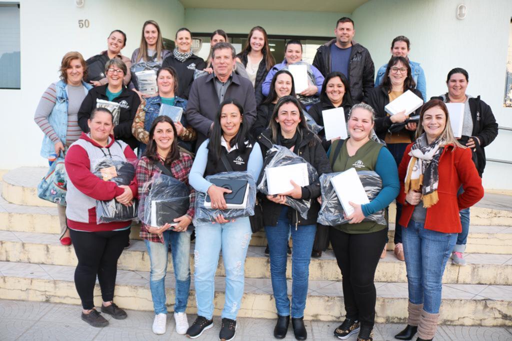 SECRETARIA DE SAÚDE ENTREGA KITS DE MATERIAIS DE TRABALHO PARA AS AGENTES COMUNITÁRIAS DE SAÚDE EM SÃO JOÃO DO SUL