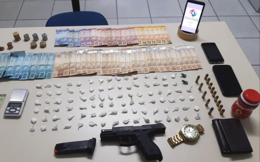 POLÍCIA MILITAR APREENDE DROGAS, ARMA E MUNIÇÕES