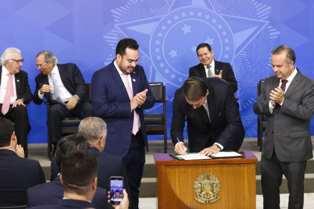 Arquivo/Agência Brasil - Presidente Jair Bolsonaro e o secretário Especial de Previdência e Trabalho do Ministério da Economia, Rogério Marinho, na solenidade de sanção da Lei de Combate às Fraudes Previdenciárias