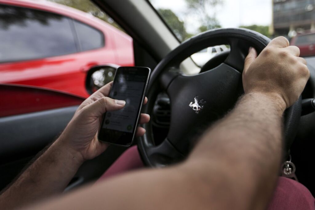 UM EM CADA CINCO BRASILEIROS USA O CELULAR ENQUANTO DIRIGE