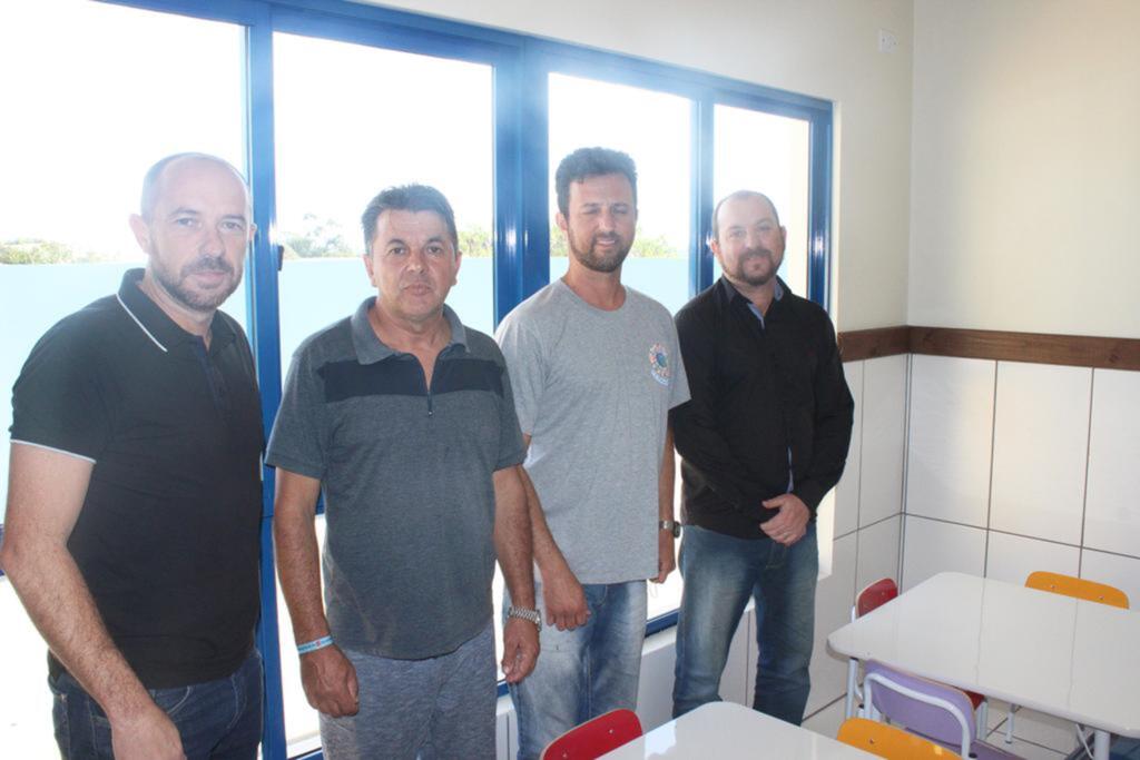 PREFEITURA ENTREGA MOBILIÁRIO NOVO  ÀS ESCOLAS DA REDE MUNICIPAL DE ENSINO