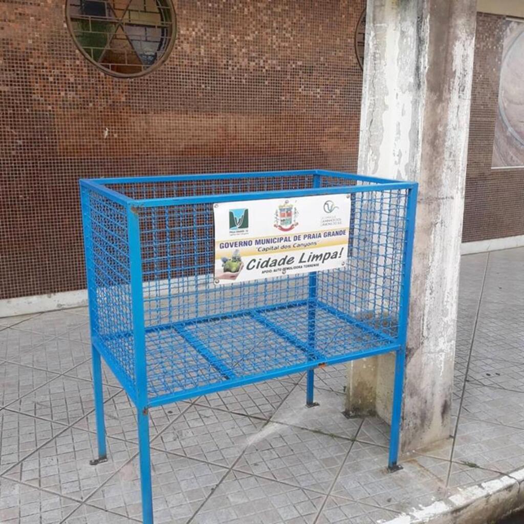 PREFEITURA INSTALA 20 LIXEIRAS NOVAS NA CIDADE DE PRAIA GRANDE