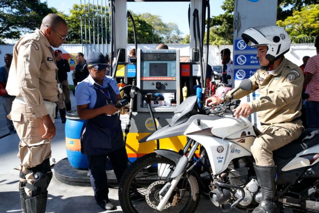 (Arquivo/Tânia Rêgo/Agência Brasil) - Gasolina poderá ser comprada a preços sem impostos em algumas cidades