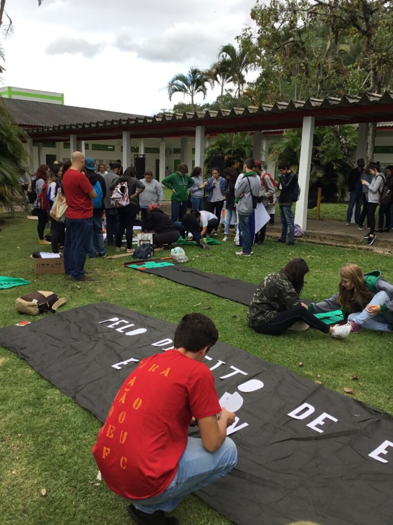 Divulgação - Estudantes do IFC de Camboriú realizaram um ato em protesto
