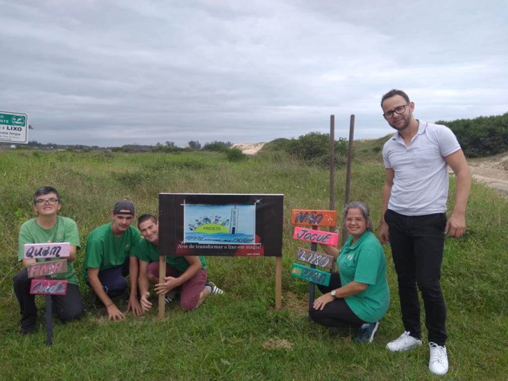 PLACAS CHAMAM A ATENÇÃO PARA A PRESERVAÇÃO DO MEIO AMBIENTE EM PASSO DE TORRES