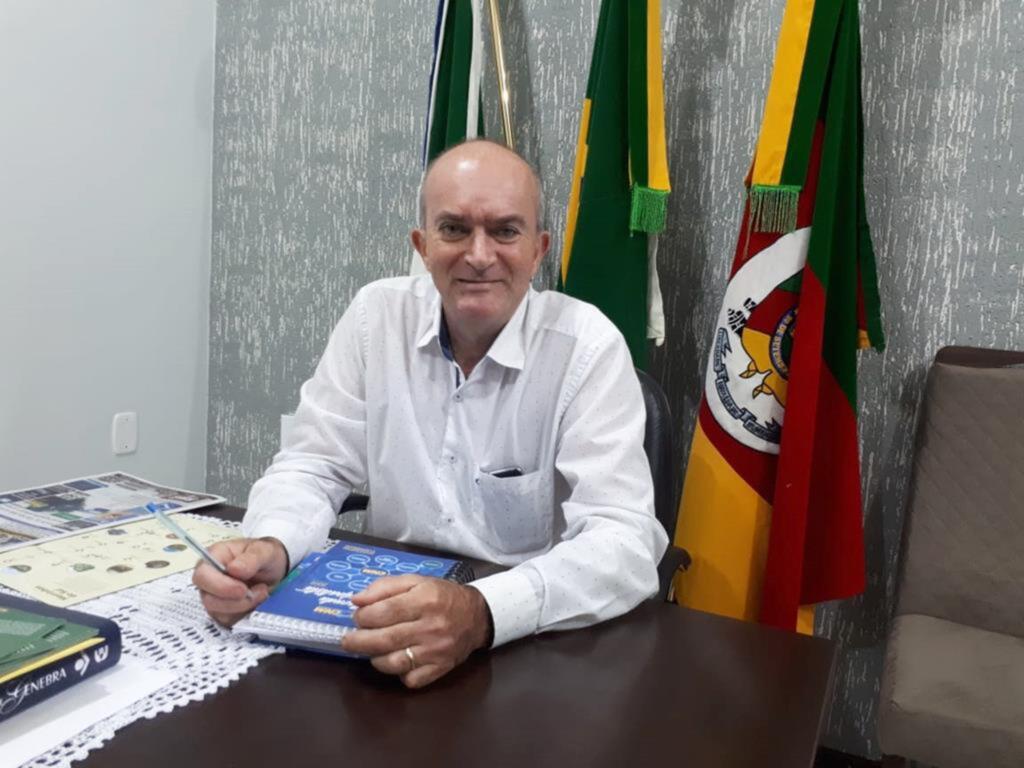 DEPUTADO GARANTE RECURSOS PARA PAVIMENTAÇÃO DE RUA DO CENTRO DA CIDADE