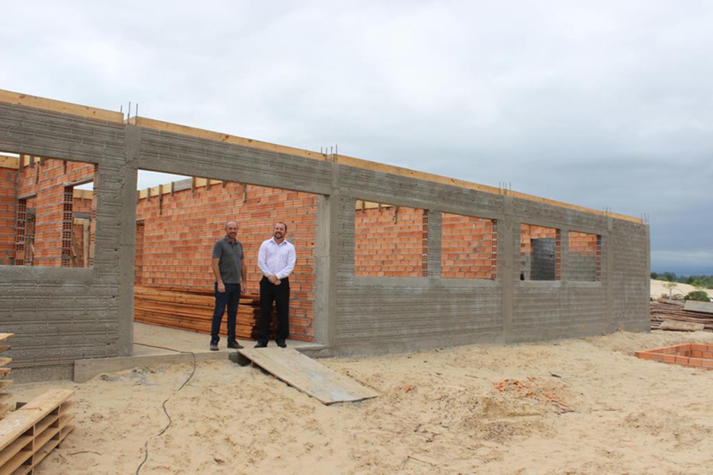 PREFEITO E SECRETÁRIO VISITAM OBRAS  NAS ESCOLAS DA REDE MUNICIPAL DE ENSINO DE PASSO DE TORRES