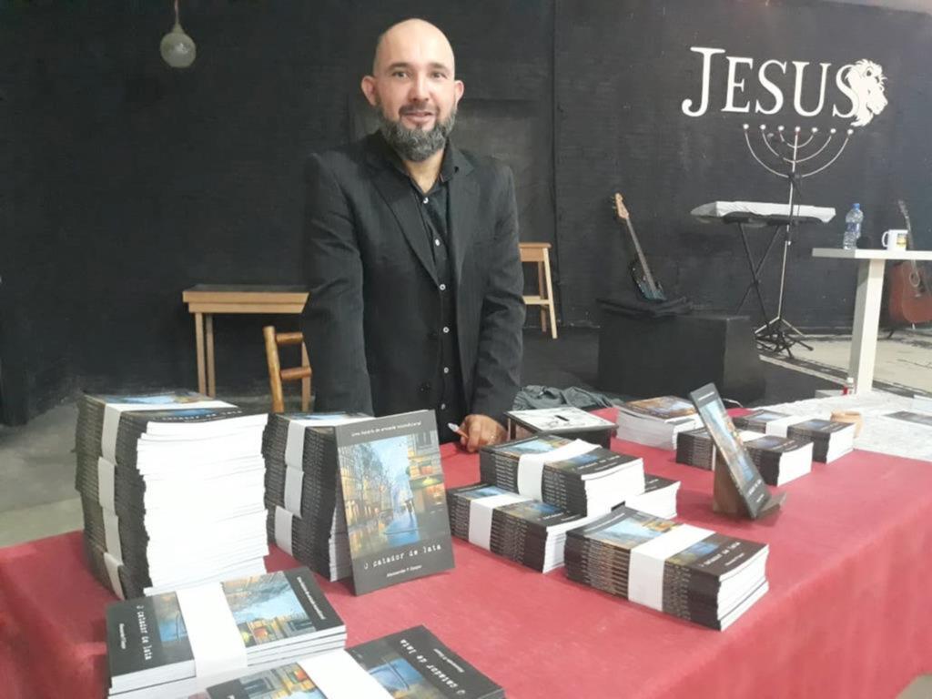 PASTOR ALEX PEREIRA LANÇA O LIVRO 'O CATADOR DE LATA'