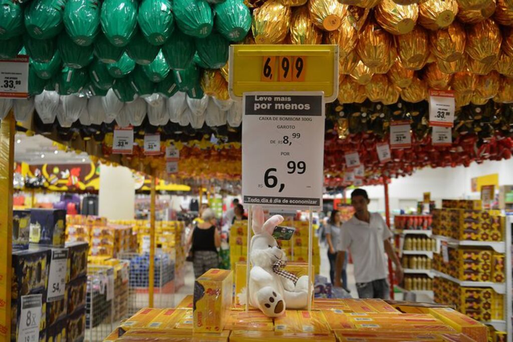 (Arquivo/Rovena Rosa/Agência Brasil) - lta do dólar prejudica vendas para a Páscoa. Consumidor está mais retraído
