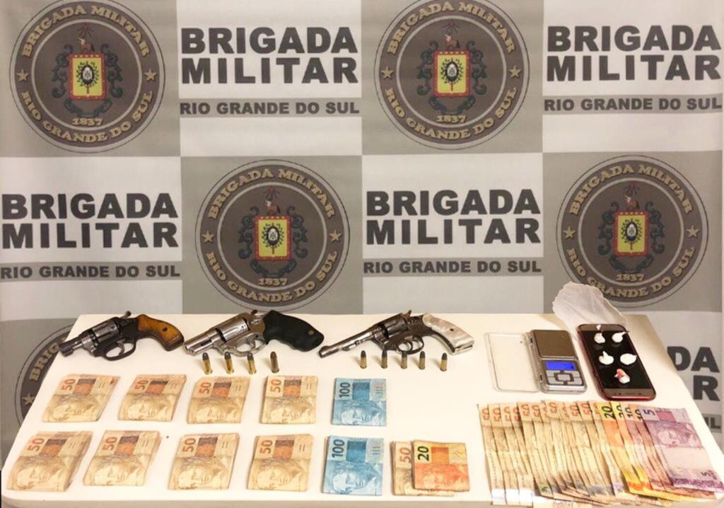INDIVÍDUOS SÃO PRESOS POR TRÁFICO DE DROGAS E POSSE ILEGAL DE ARMAS RESTRITAS