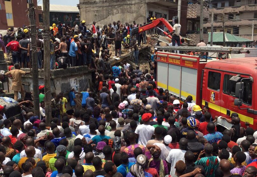 : Temilade Adelaja/Reuters - Socorristas trabalham no desmoronamento de uma escola em Lagos, capital da Nigéria