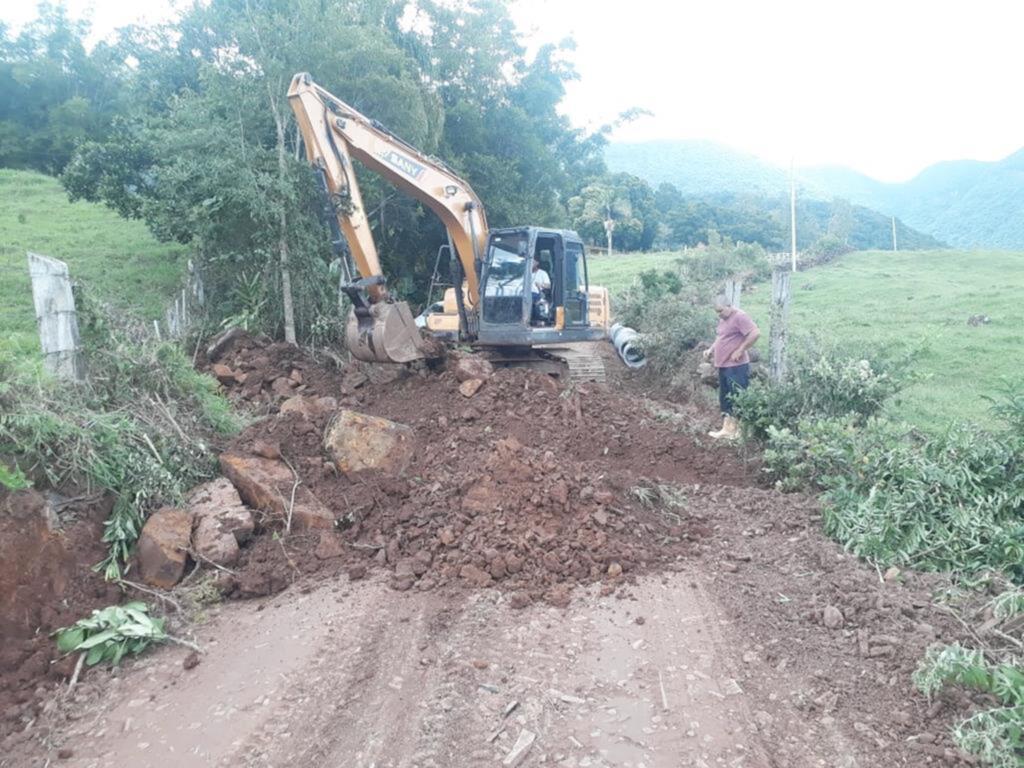 SECRETARIA DE OBRAS REALIZA MELHORIAS NA TAJUVAS EM MORRINHOS DO SUL