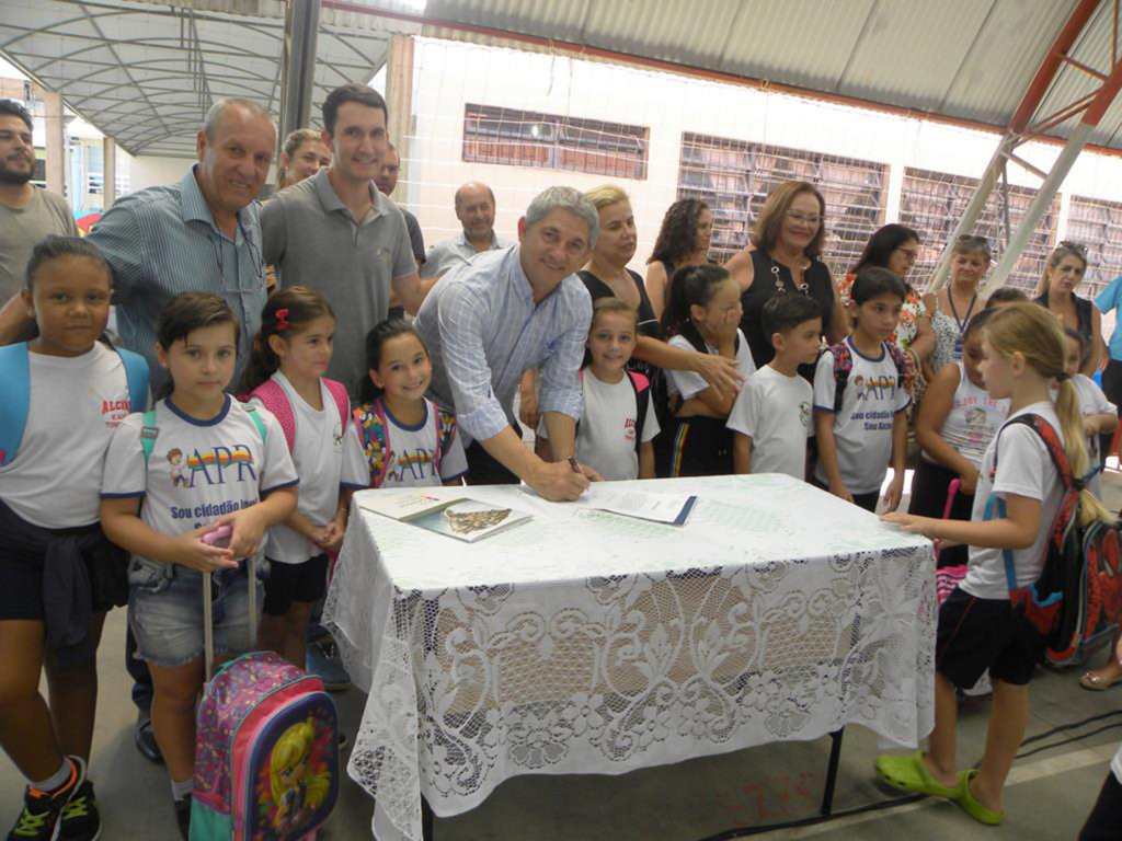 ASSINADA A ORDEM DE SERVIÇO PARA MELHORIAS  NA ESCOLA ALCINO PEDRO RODRIGUES