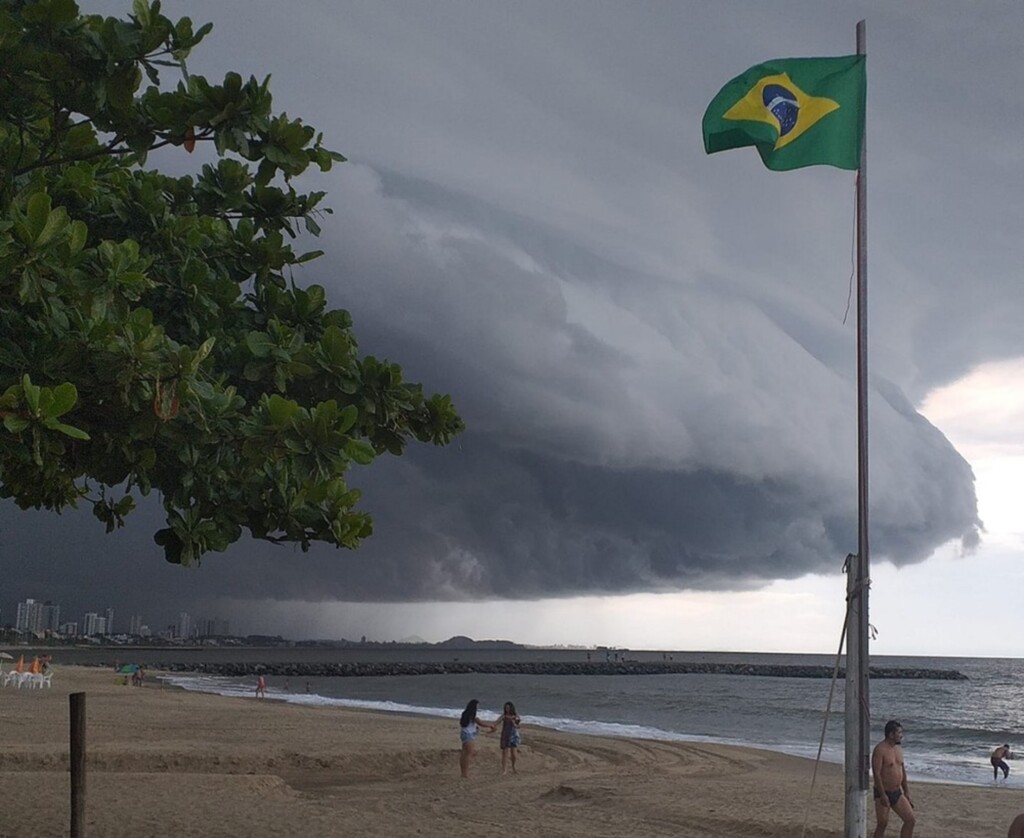 Edson Luiz da Costa/Divulgação - Shelf cloud foi vista em Piçarras