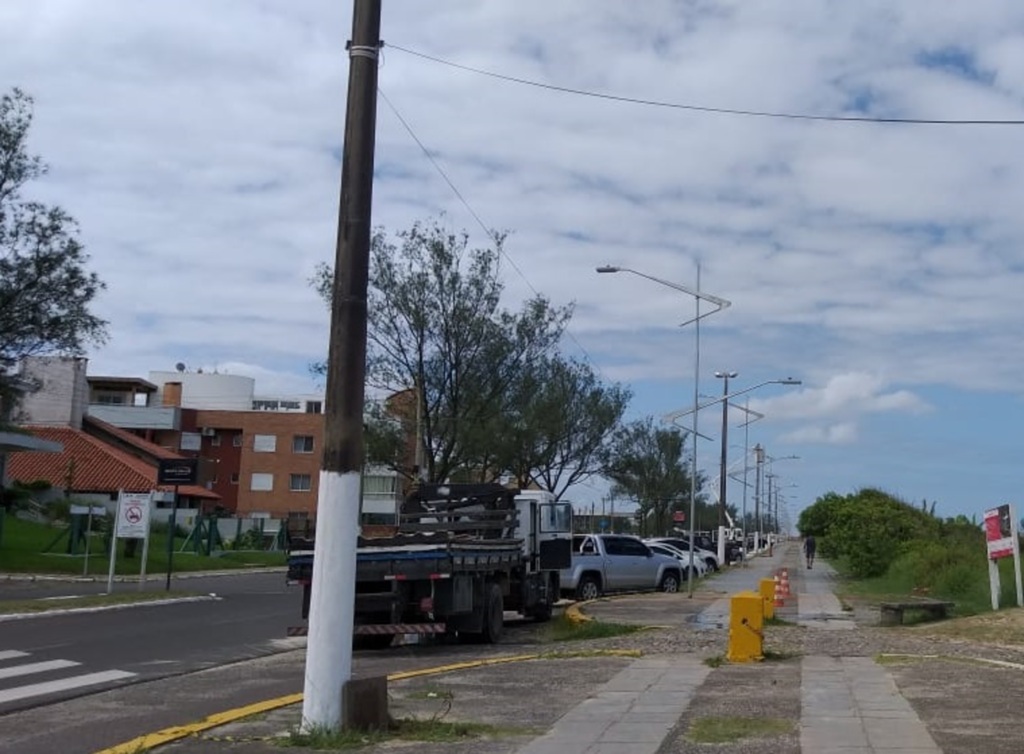 MAIS UMA ETAPA DE ILUMINAÇÃO LED É REALIZADA NA AVENIDA BEIRA-MAR
