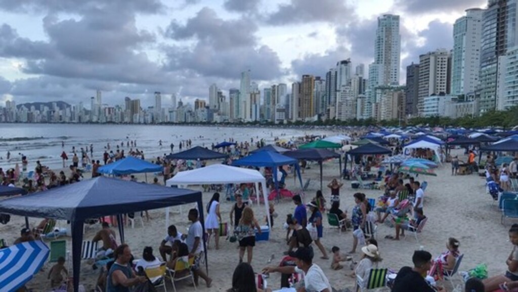 PRAIA CENTRAL DE BALNEÁRIO CAMBORIÚ ESTÁ IMPRÓPRIA PARA BANHO, APONTA IMA