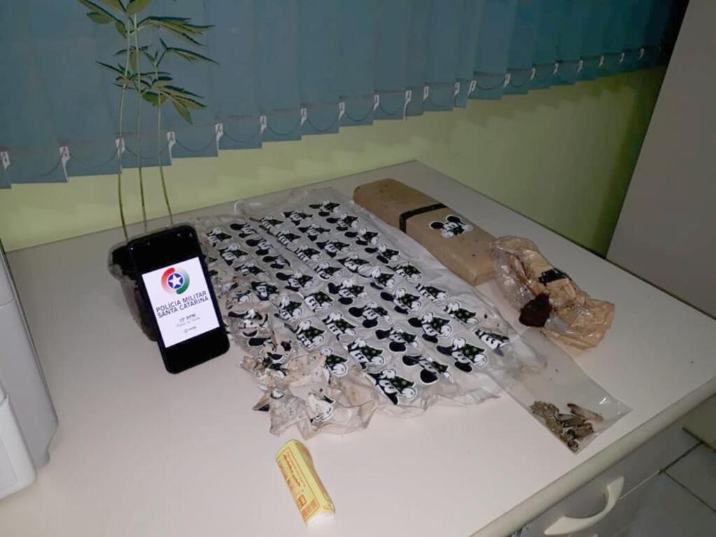 MULHER É PRESA POR TRÁFICO DE DROGAS EM PASSO DE TORRES