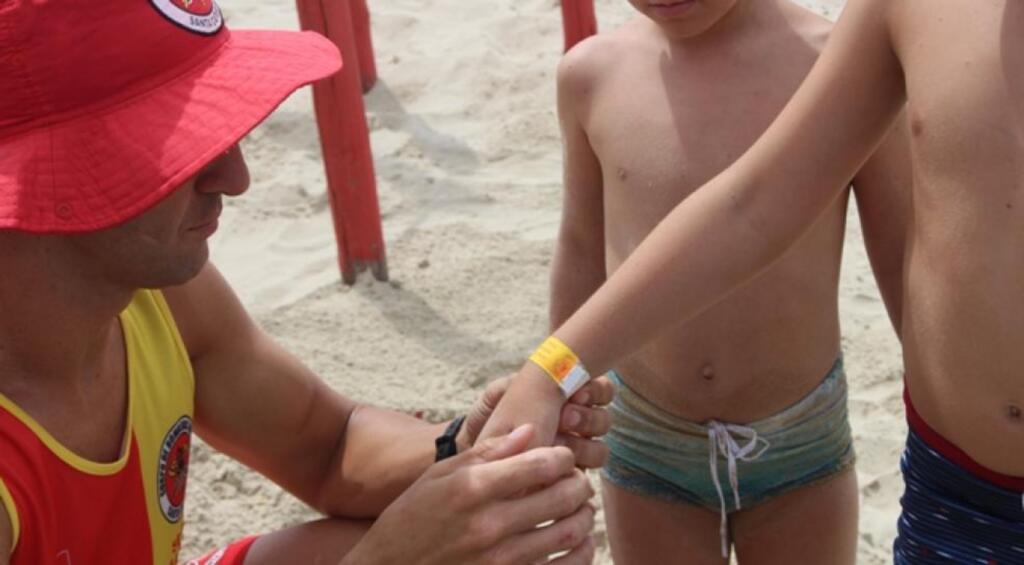 PROJETO DISTRIBUI PULSEIRAS DE IDENTIFICAÇÃO PARA CRIANÇAS NAS PRAIAS DA REGIÃO