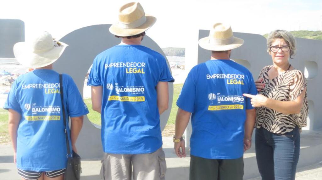 AMBULANTES DA BEIRA-MAR SÃO IDENTIFICADOS COM CAMISETAS 'EMPREENDEDOR LEGAL'