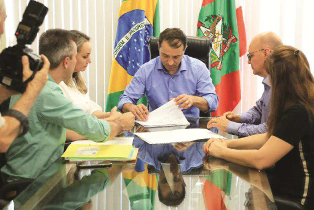 Governador assina nomeação de mil professores efetivos para a rede estadual