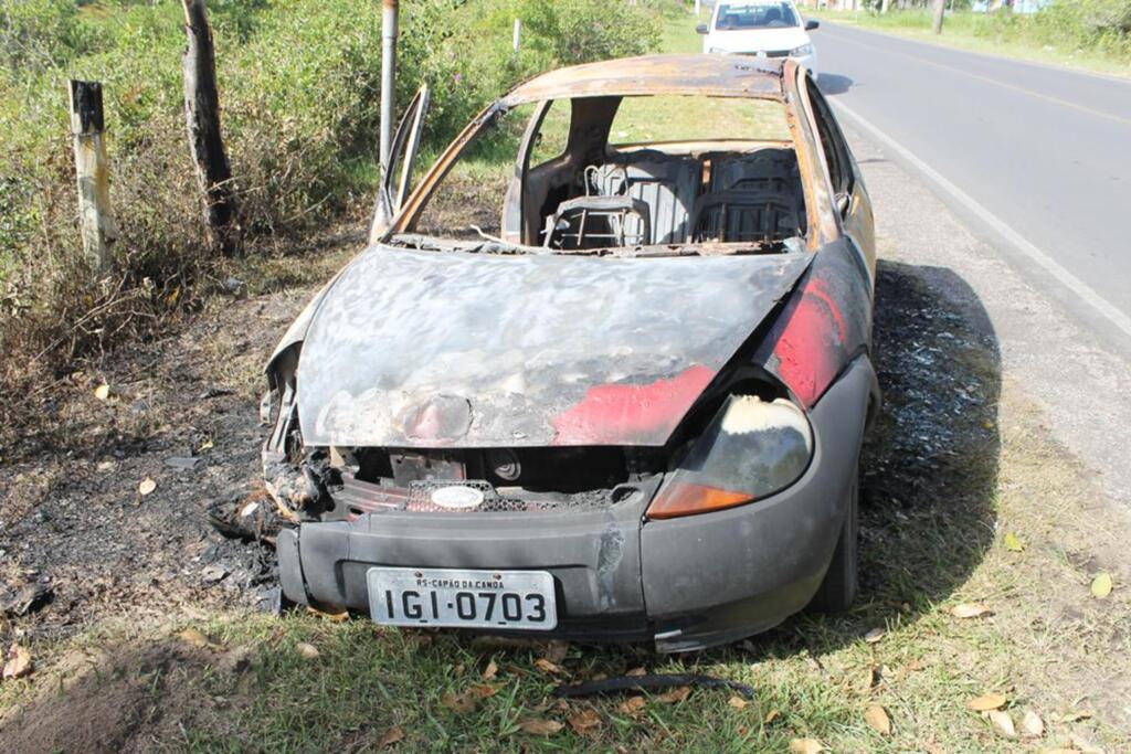 VEÍCULO É ENCONTRADO INCENDIADO