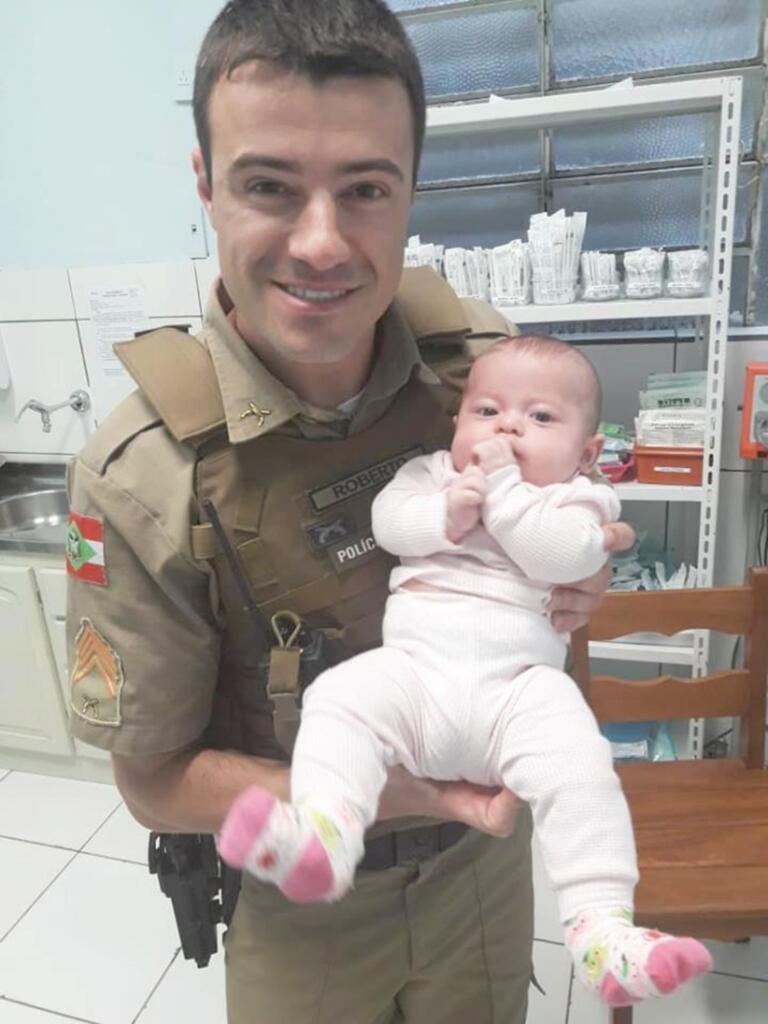 POLICIAIS SALVAM A VIDA DE DUAS MENINAS