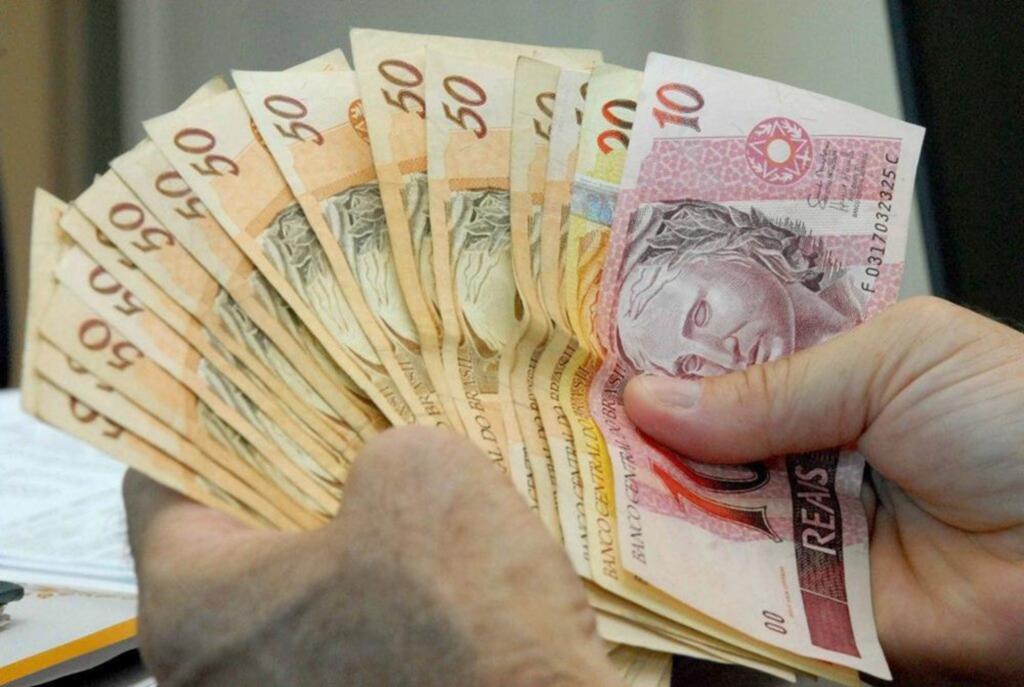 PRESIDENTE JAIR BOLSONARO FIXA SALÁRIO MÍNIMO  EM R$ 998,00