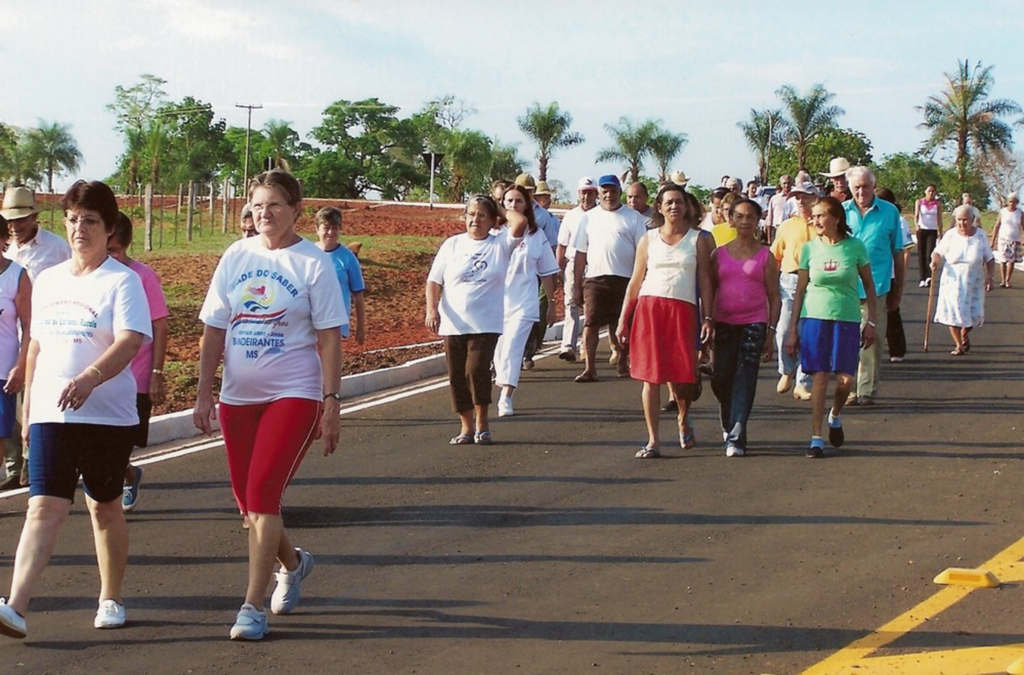 https://upload.wikimedia.org/wikipedia/commons/4/4f/Caminhada_idosos.png - Atividade física de idosos deve incluir musculação, exercícios aeróbicos e de equilíbrio