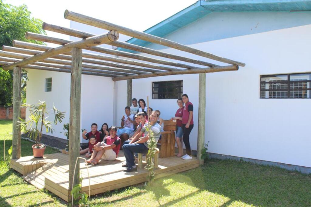 APAE DE SÃO JOÃO DO SUL RECEBE DOAÇÃO PARA  CONSTRUÇÃO DE UM PERGOLADO DE MADEIRA ORNAMENTAL