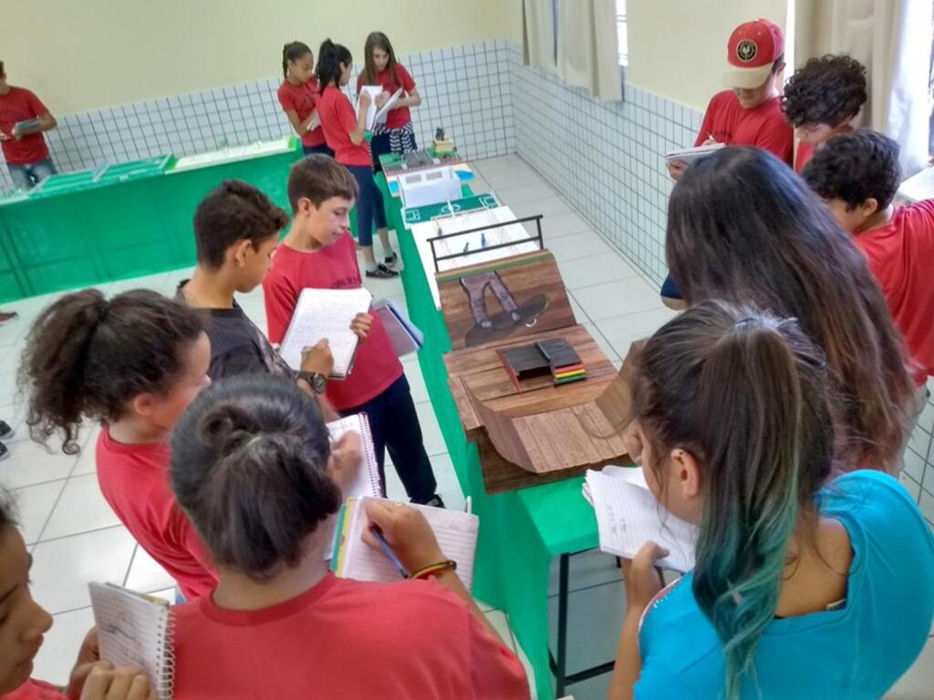 ALUNOS DA ESCOLA LEONARDO PEDRO THOMAZ CONSTROEM MAQUETES RELACIONANDO-AS COM O MUNDO DOS NÚMEROS